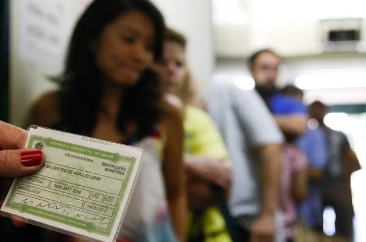Eleitores comparecendo às urnas para votação de 2026 e urnas eletrônicas em seções de votação