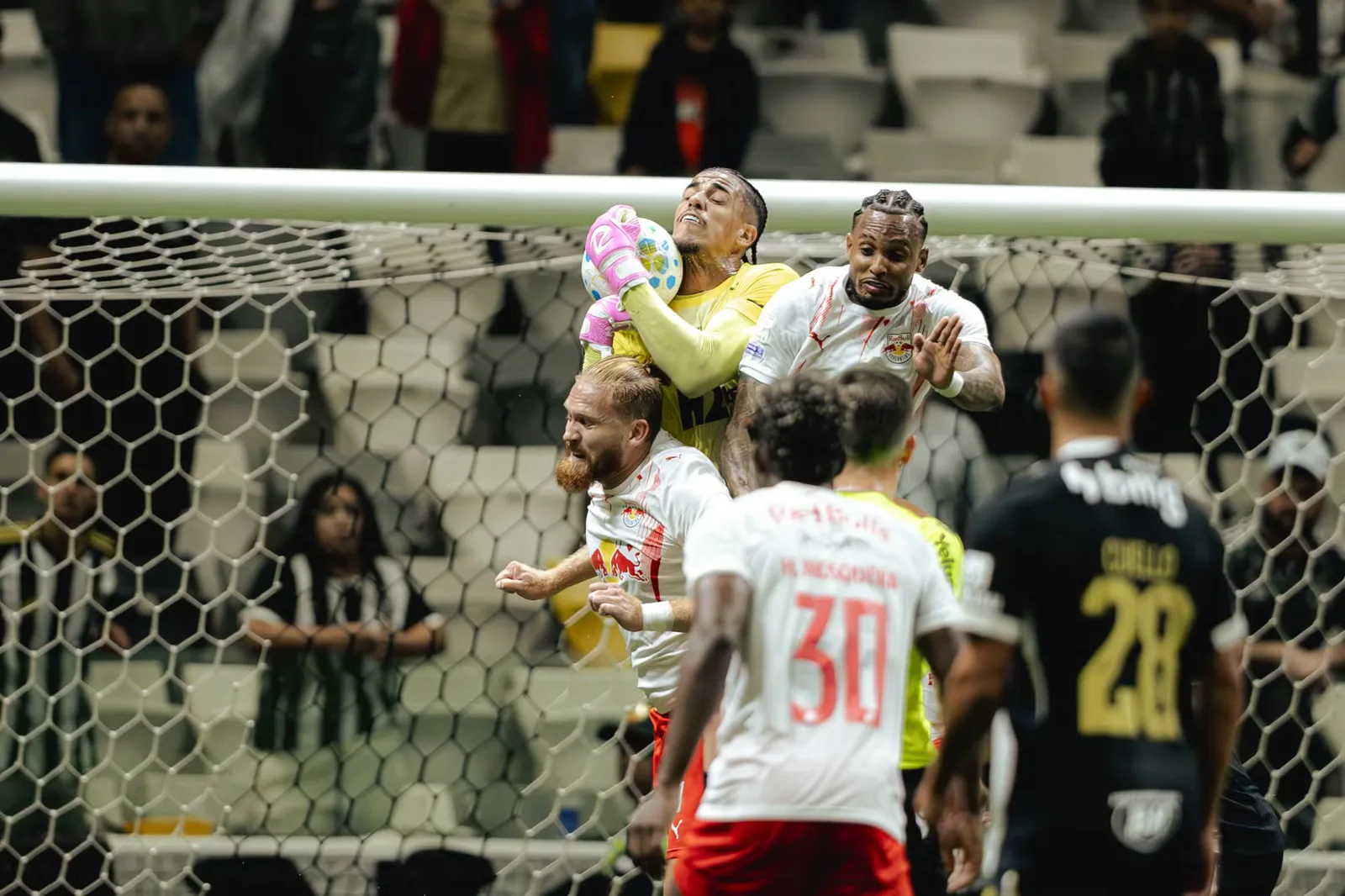 Jogadores de futebol em partida noturna na Arena MRV, em Belo Horizonte