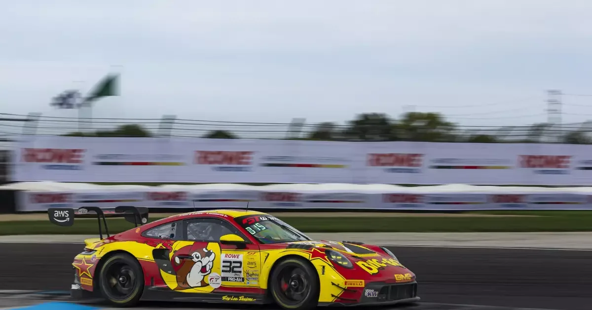 Porsche 911 GT3 em pista durante as 8 Horas de Indianápolis