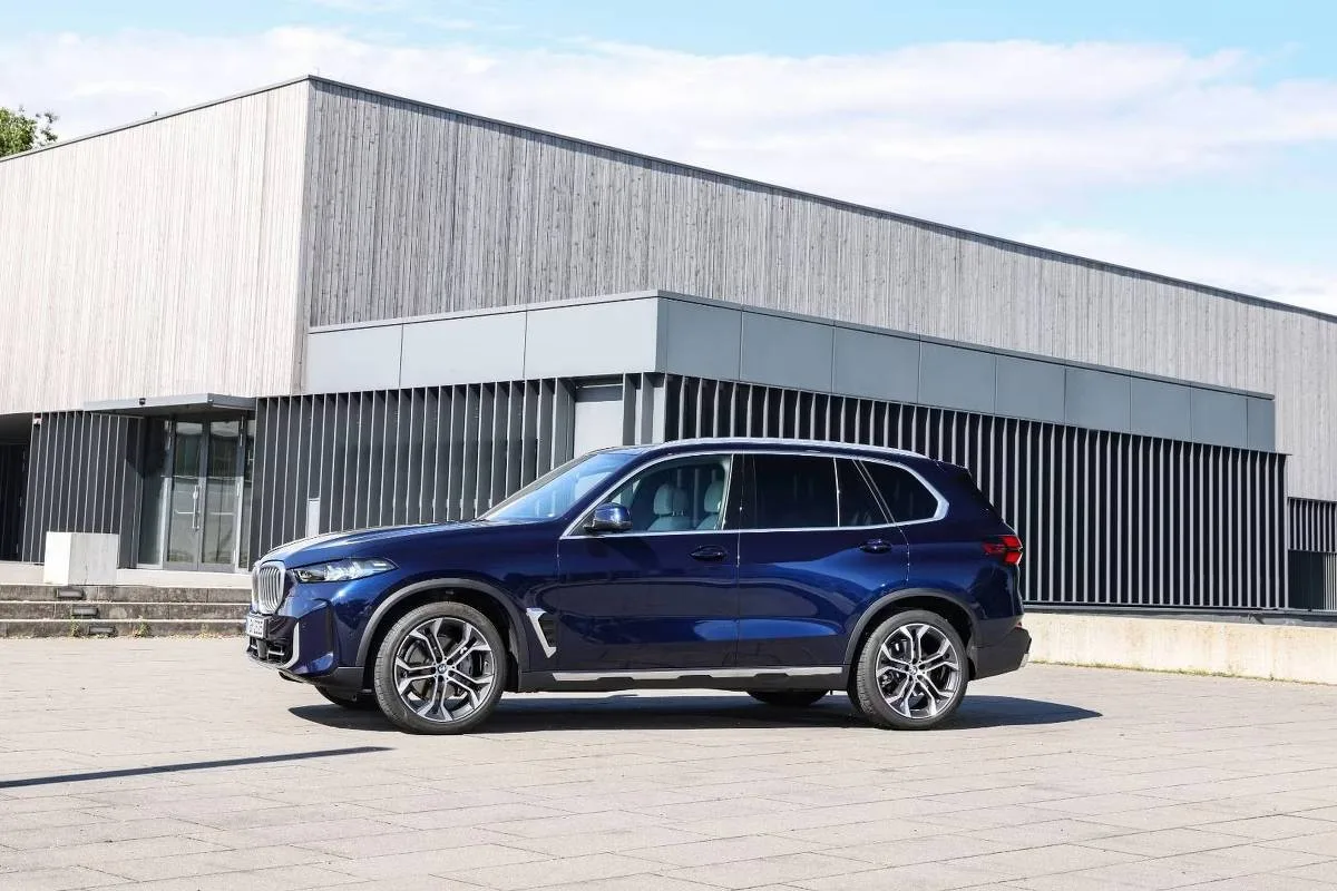 SUV premium híbrido plug-in estacionado em área de testes