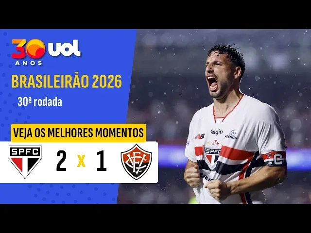 Partida entre São Paulo e Vitória no estádio Morumbis durante o Campeonato Brasileiro