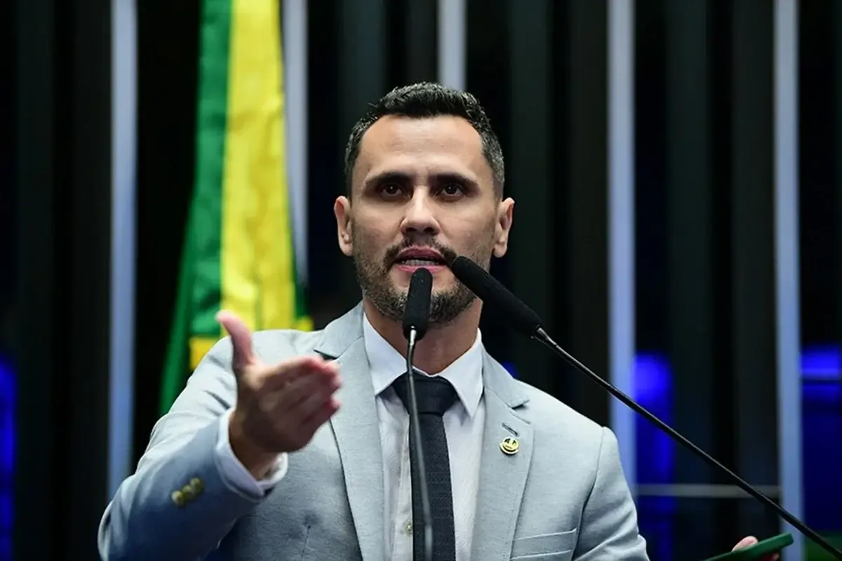 Autoridades políticas discutem durante evento de apresentação de programa de governo em Minas Gerais