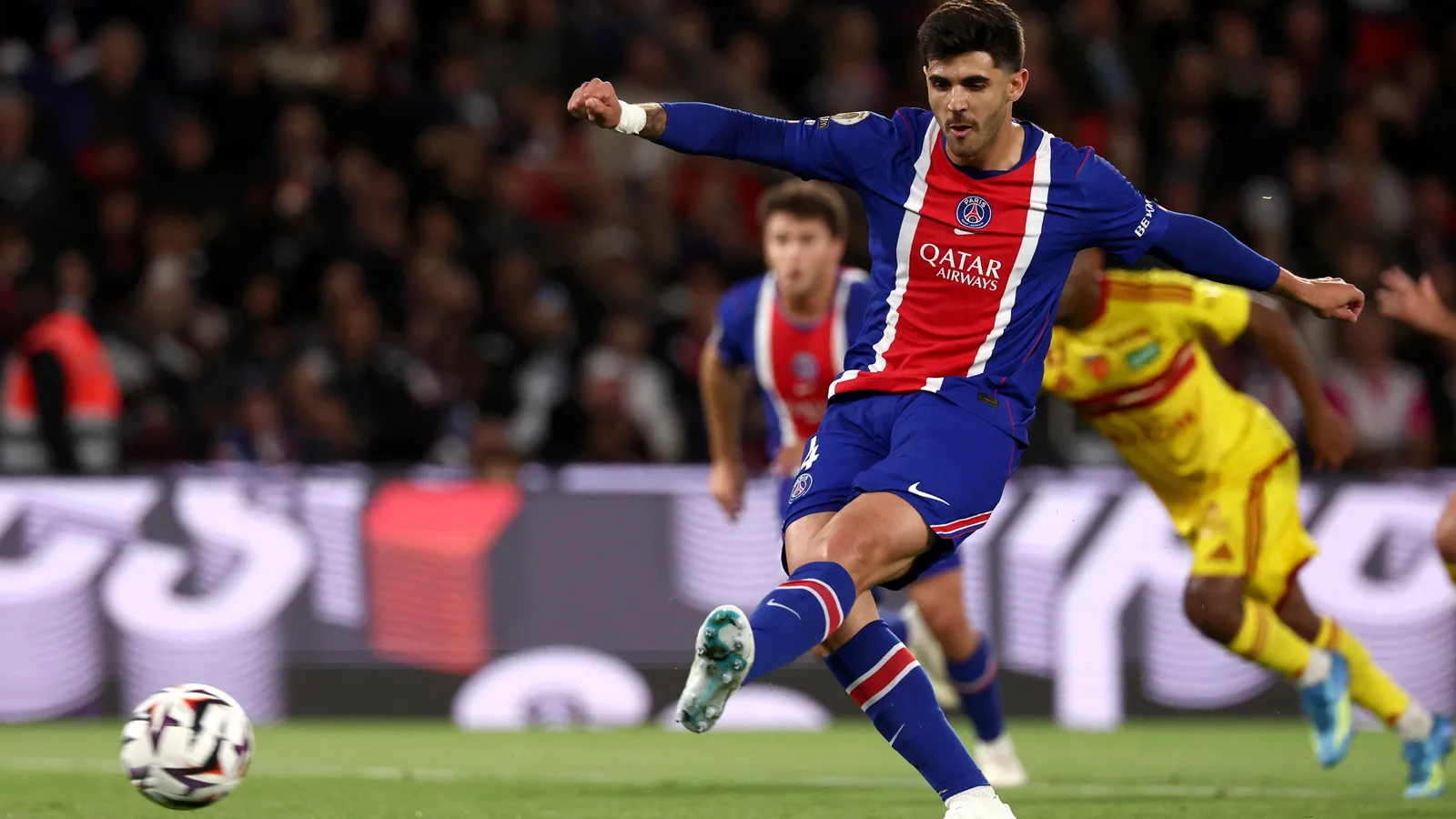 Partida do PSG contra Le Mans pelo Campeonato Francês com jogadores em ação no campo