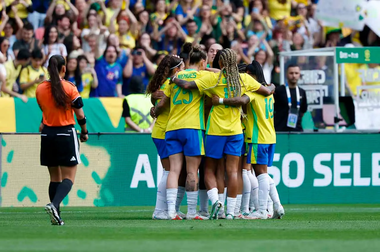 Jogadoras da Seleção Brasileira feminina em ação durante amistoso contra Argentina no Beira-Rio