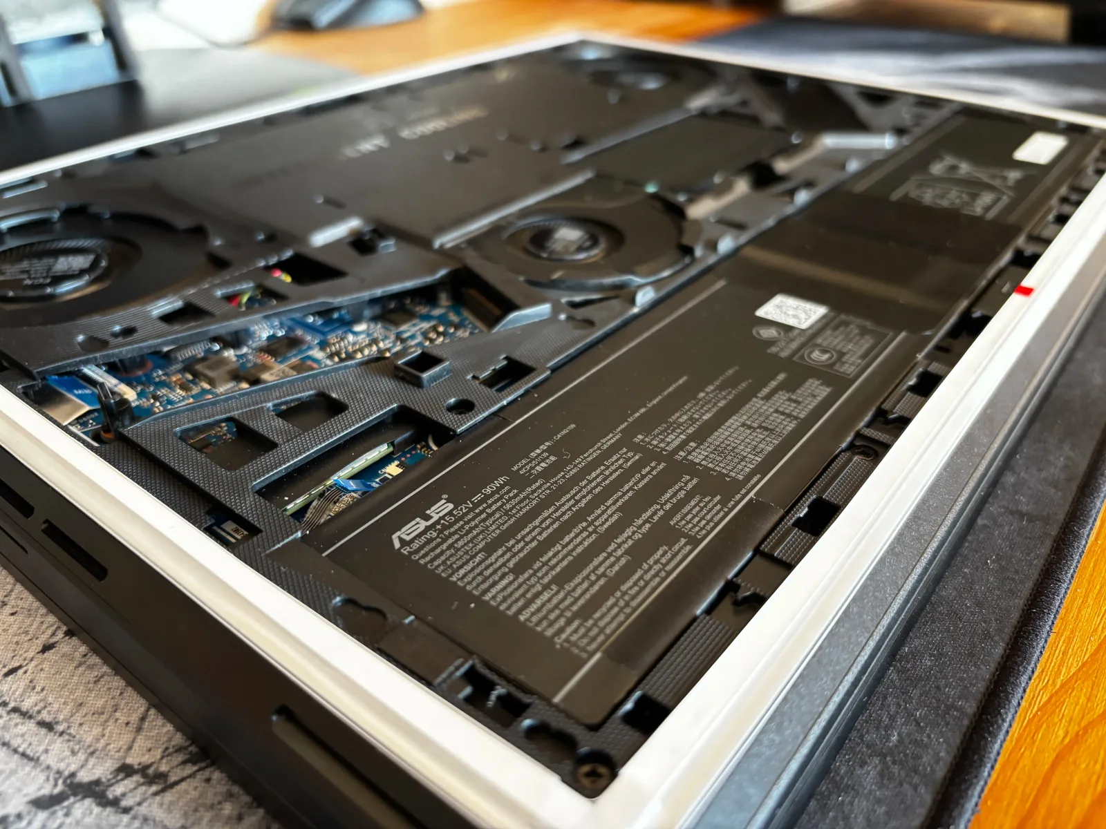 Notebook aberto sobre uma mesa, mostrando o teclado e a tela de um computador portátil