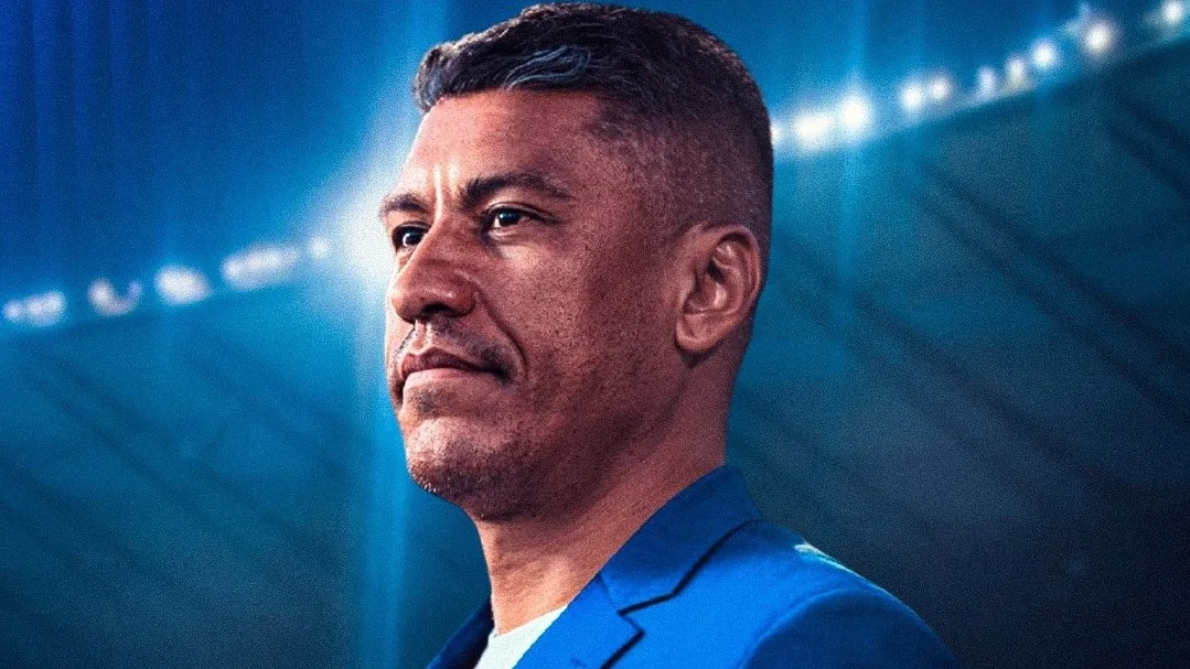 Paulinho em uniforme do Cruzeiro durante apresentação no departamento de futebol