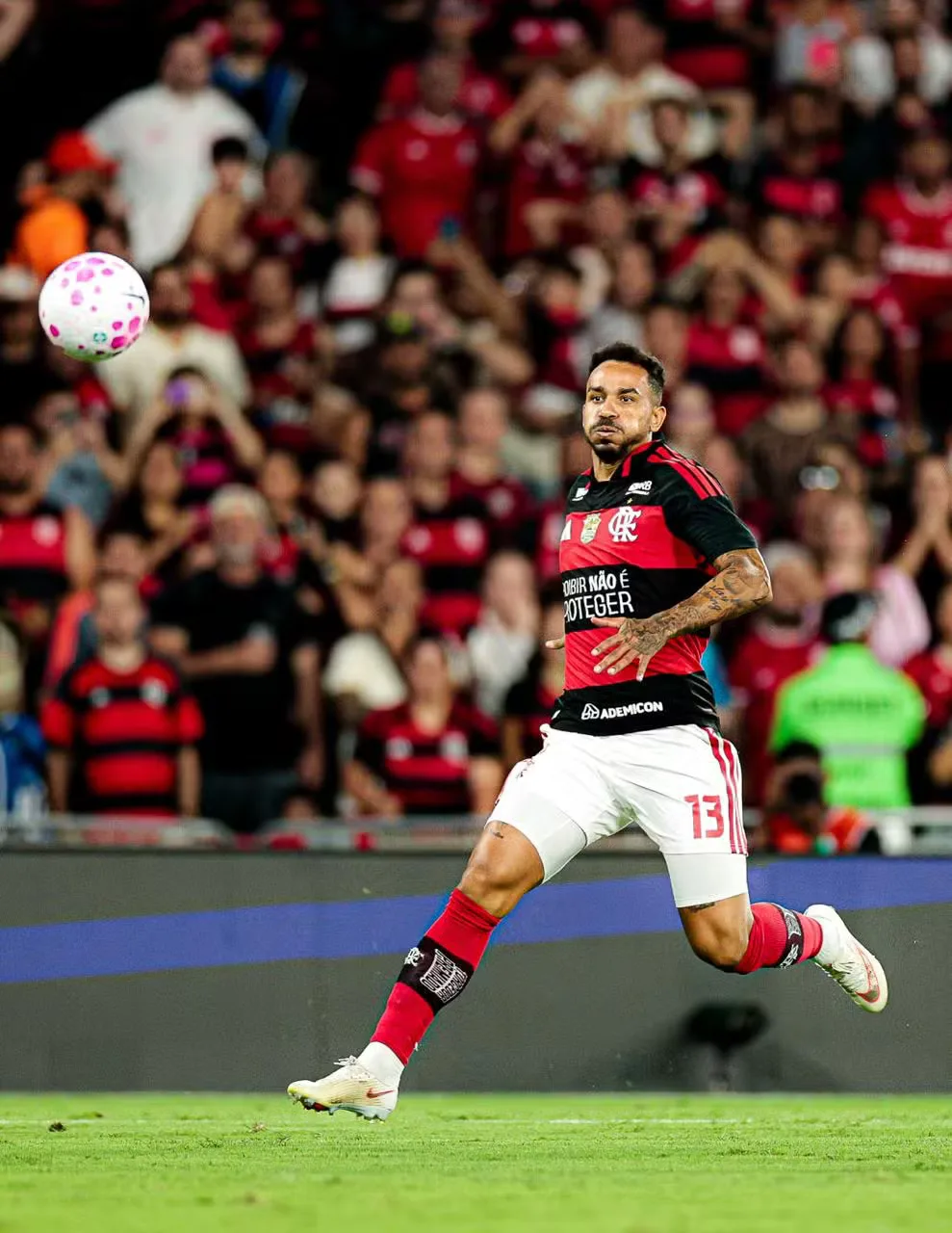 Jogadores em ação durante clássico entre Flamengo e Fluminense no futebol brasileiro