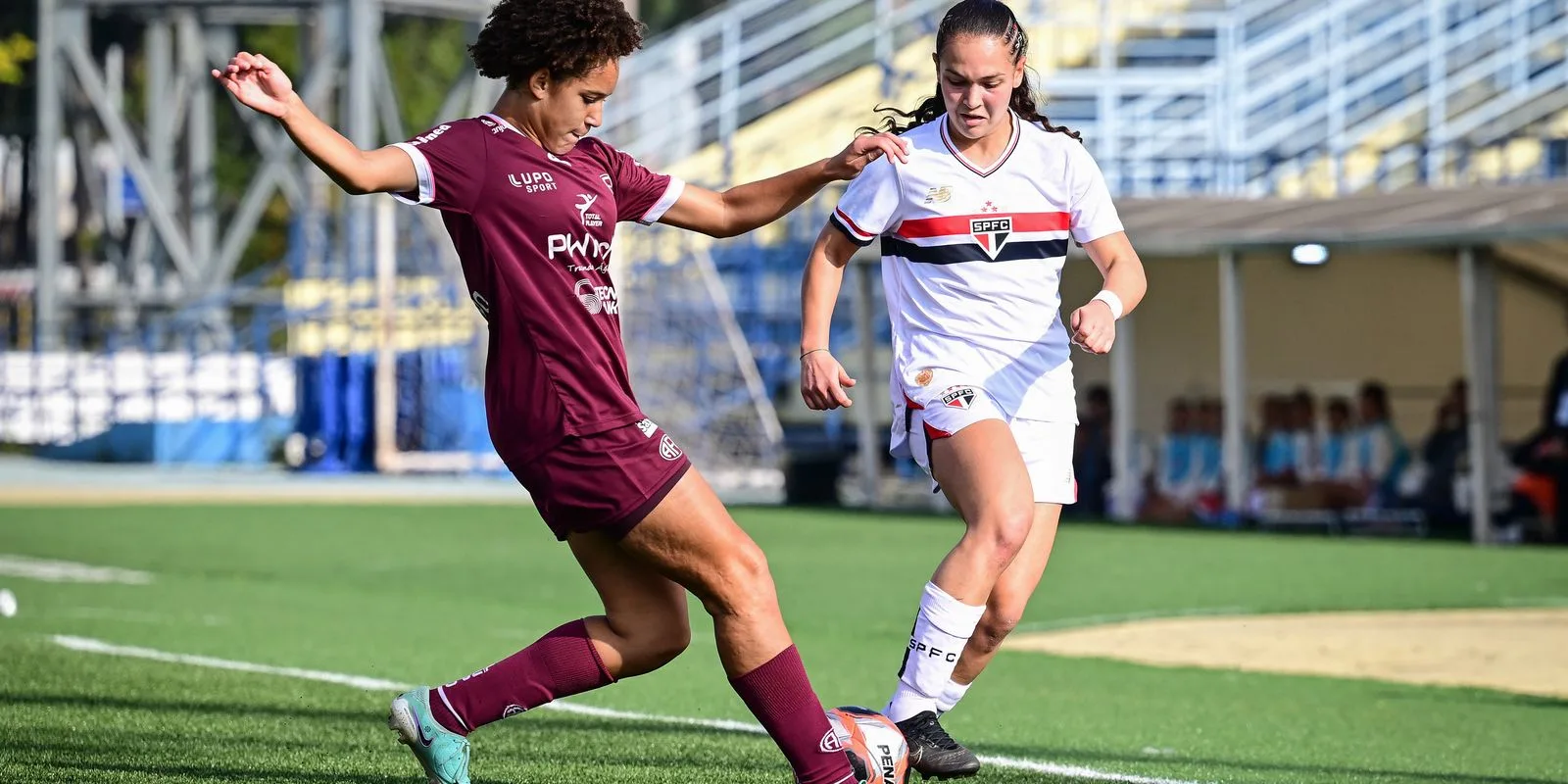 Partida de futebol feminino durante o campeonato Paulista sub-15