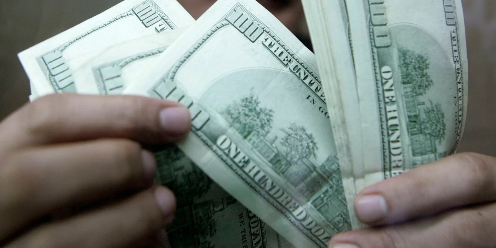 Gráfico de desempenho das cotações do dólar, Ibovespa e preços do petróleo em queda e alta