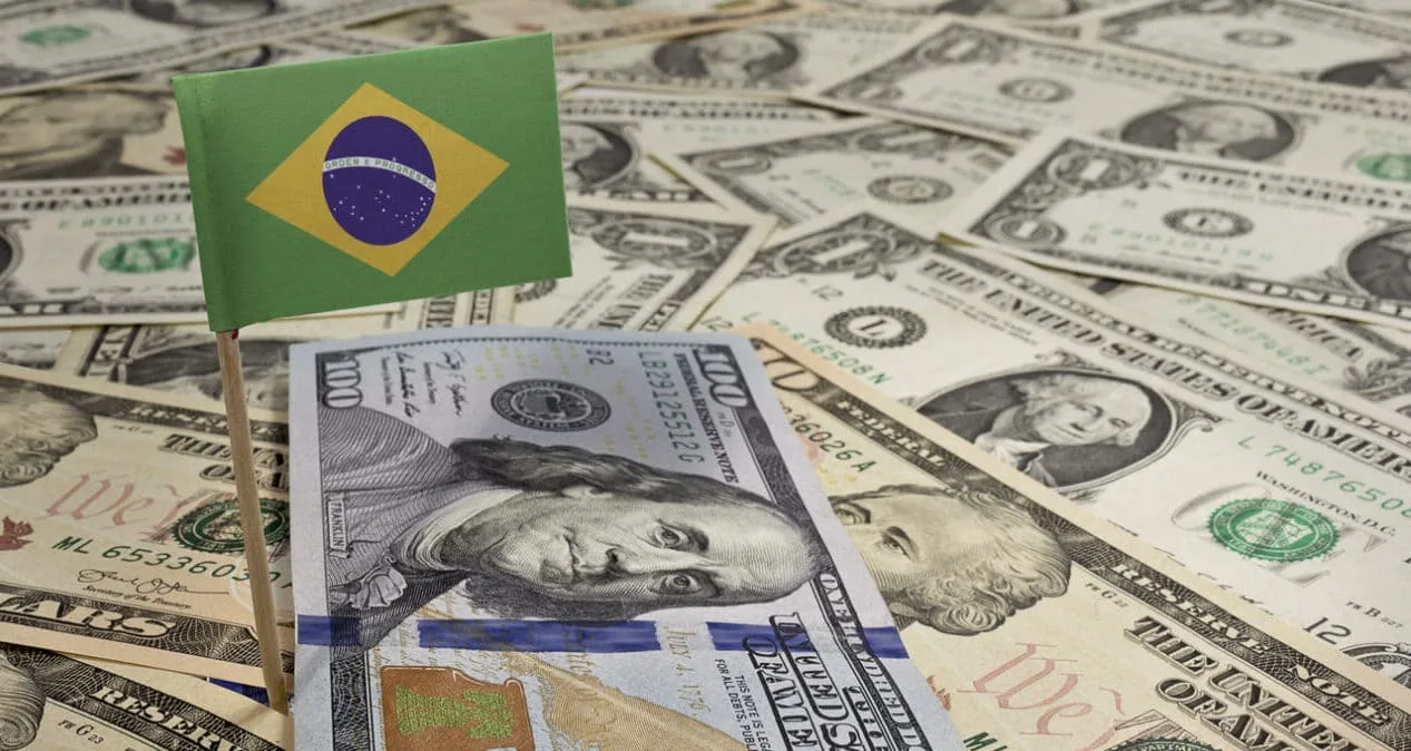 Operador de mercado observando gráficos de desempenho do dólar e índices de bolsa na tela do computador