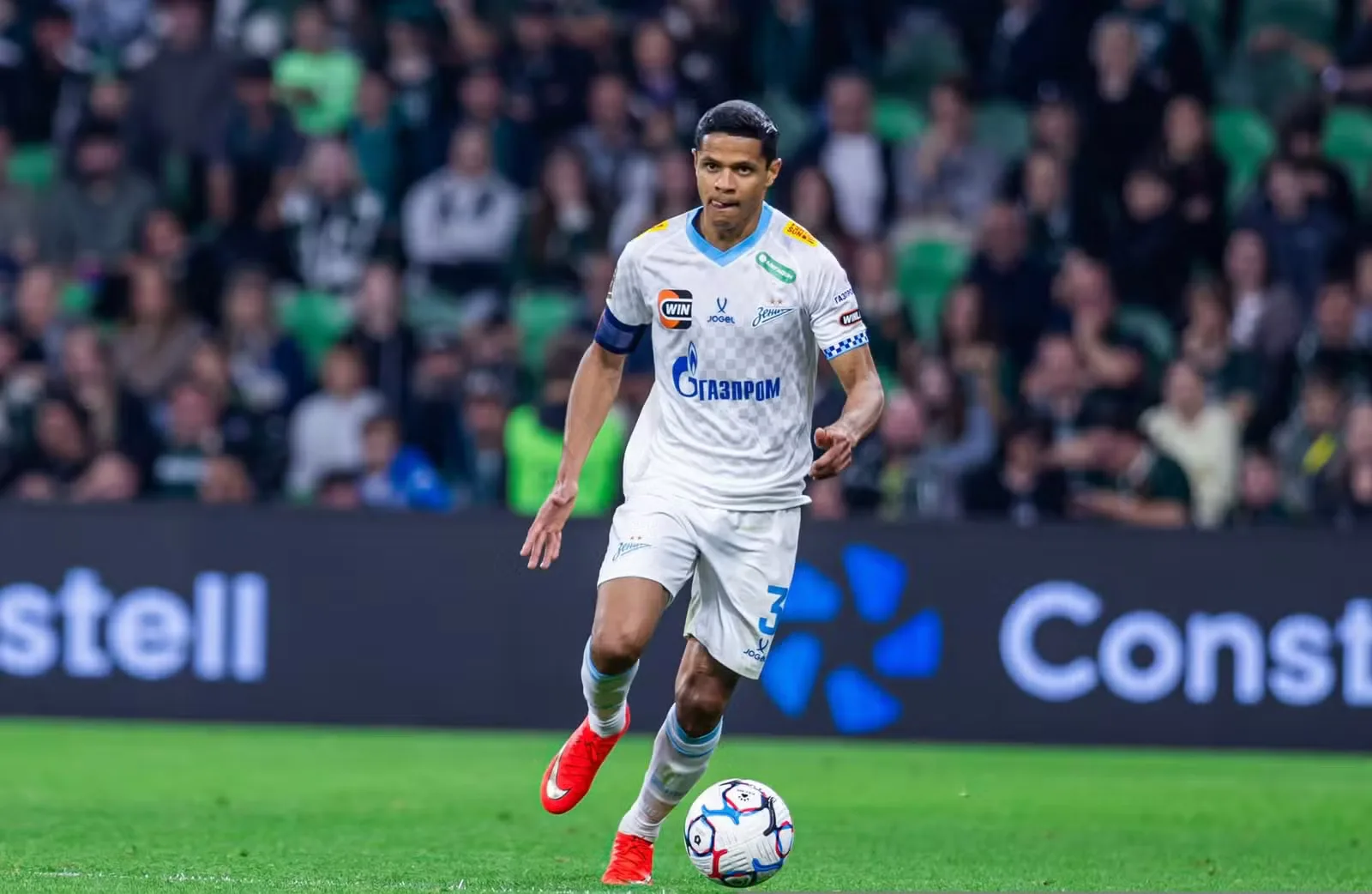 Lateral-esquerdo Douglas Santos em ação durante vitória do Zenit sobre Krasnodar