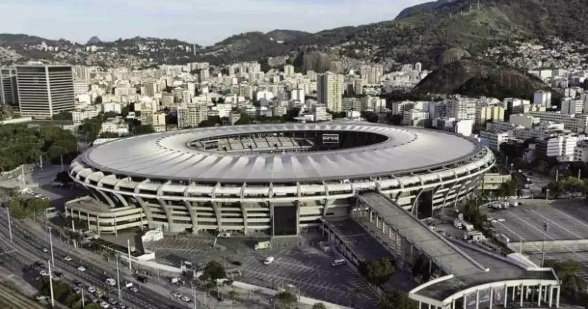 Estádio do Maracanã iluminado à noite com vista da estrutura principal