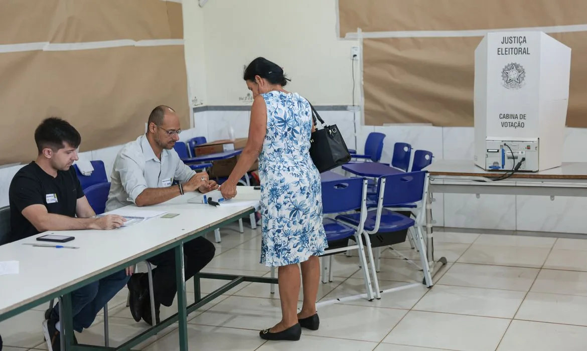 Brasília (DF), 04/10/2026 - Eleitores comparecem às seções eleitorais na manhã deste domingo para participar do primeiro turno das Eleições 2026. As imagens mo