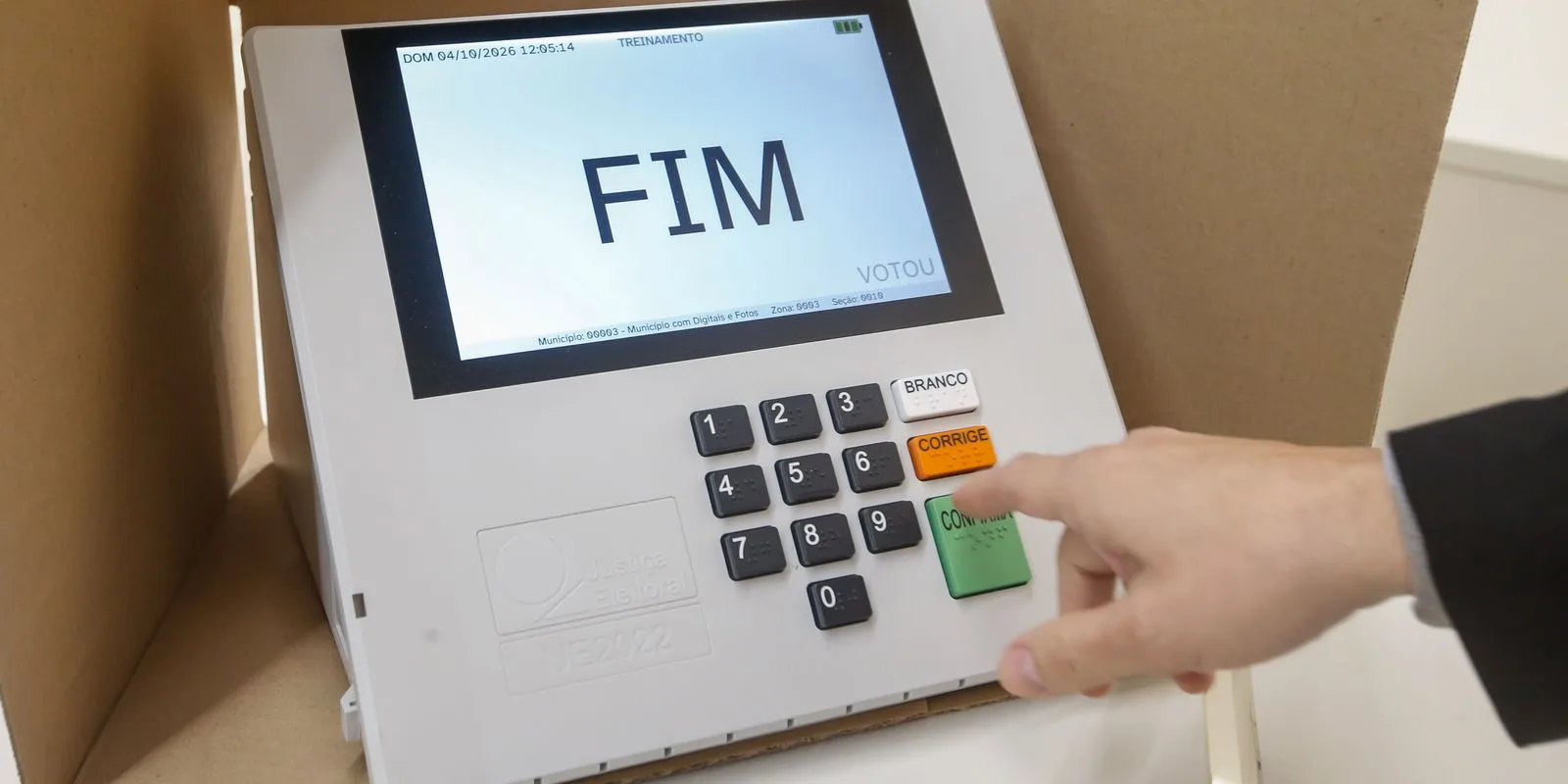 Agentes de segurança pública fiscalizando local de votação no estado de São Paulo