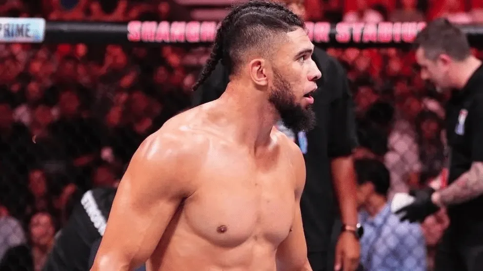 Lutador Johnny Walker em ação durante combate no UFC 332 em Salt Lake City