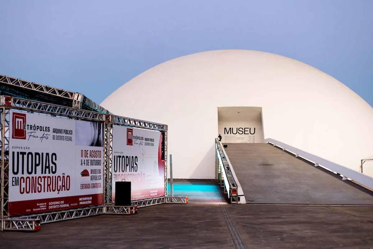 Visitantes em sala de exposição no Museu de Brasília