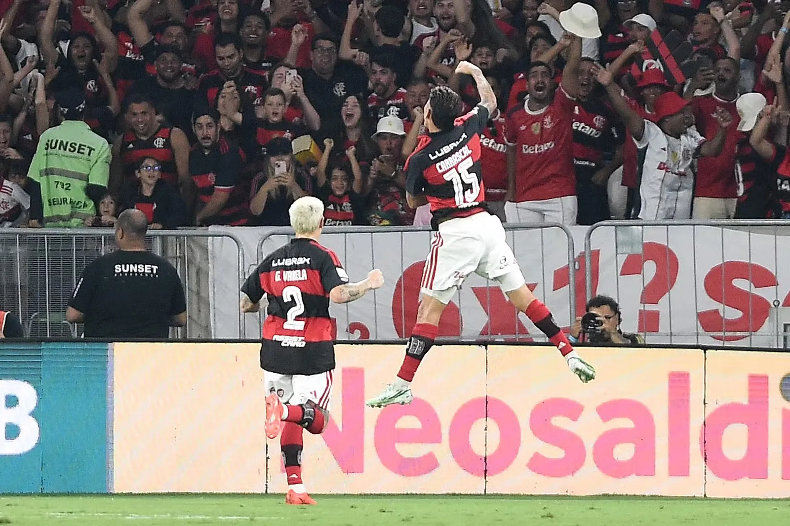 Público em estádio do Maracanã durante partida entre Flamengo e Fluminense pelo Brasileirão