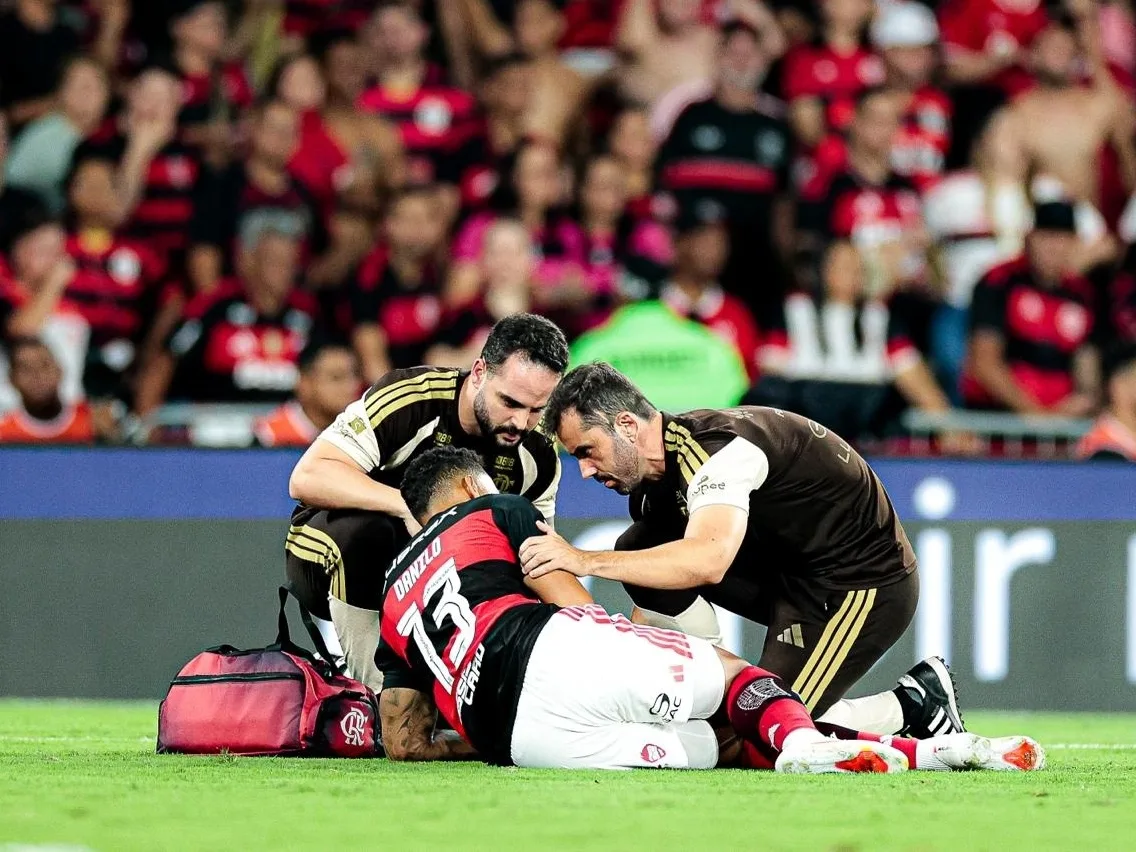 Zagueiro sendo atendido pela equipe médica após colisão durante partida de futebol