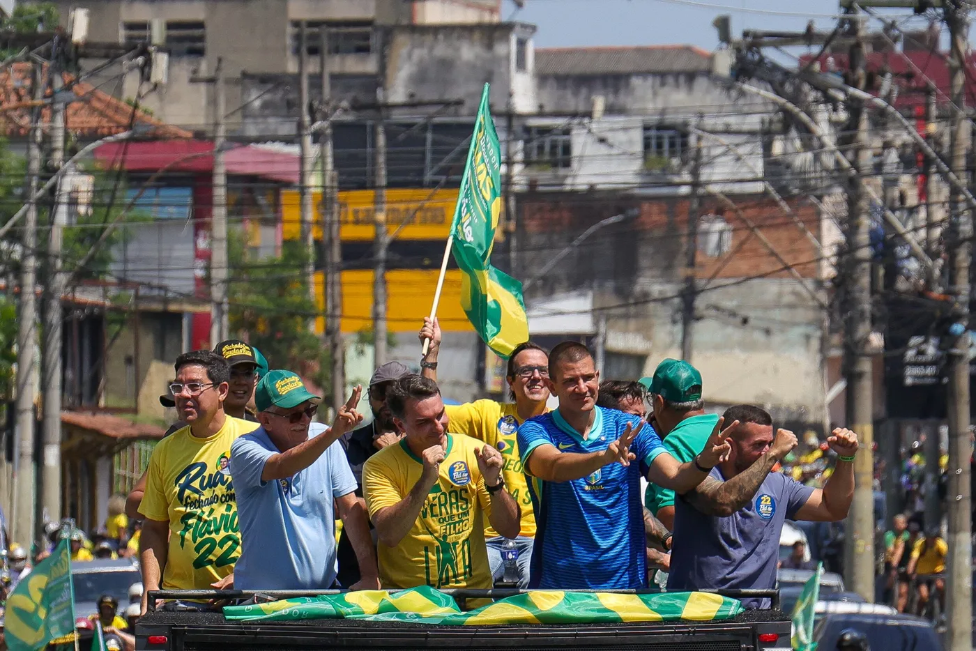 Flávio também defendeu o endurecimento das penas para crimes. Segundo ele, pessoas condenadas por roubo ou furto de celular deveriam permanecer presas por oito