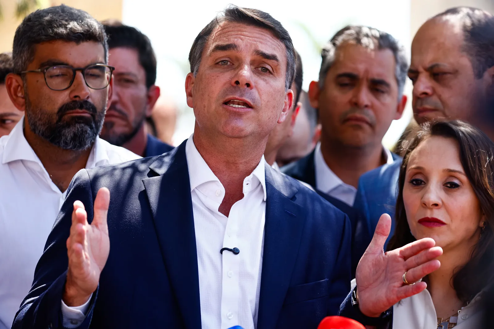 Candidato à presidência discursando em evento de campanha em carro de som no Rio de Janeiro