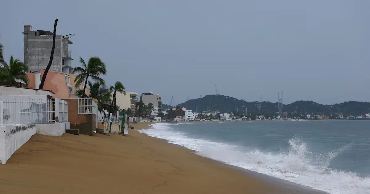 Imagem de satélite mostrando o furacão Simon sobre a costa do Pacífico mexicano com características de tempestade de categoria 4