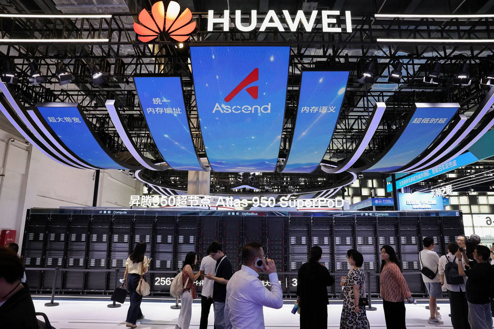 Logos e representação de acordo tecnológico entre empresas de semicondutores e telecomunicações