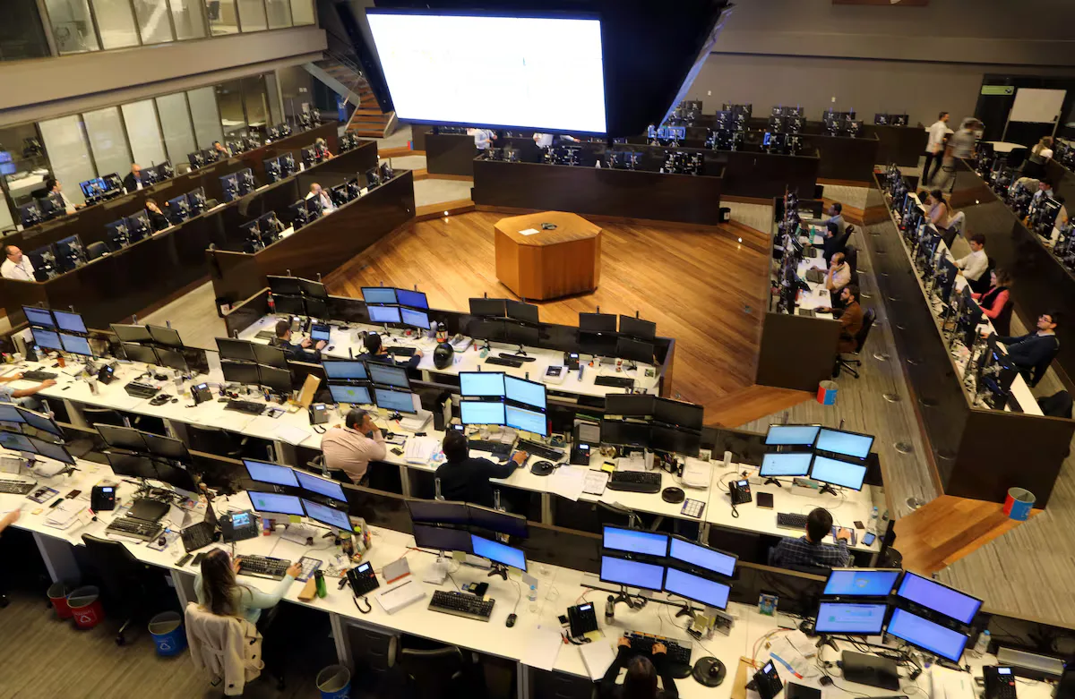 Gráfico de alta no mercado de ações com números em alta após resultado eleitoral