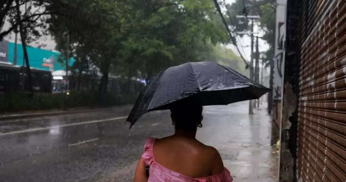 Área urbana coberta por nuvens carregadas e céu escuro durante período de instabilidade climática