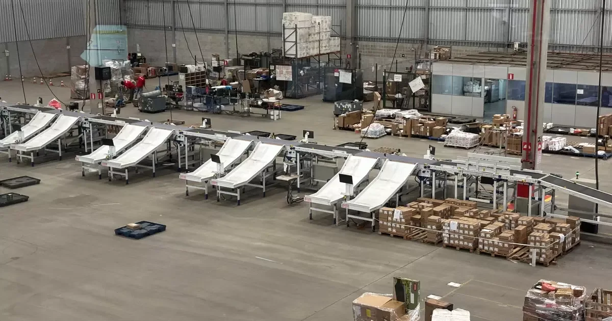 Centro de distribuição com equipamentos de automação de triagem de pacotes
