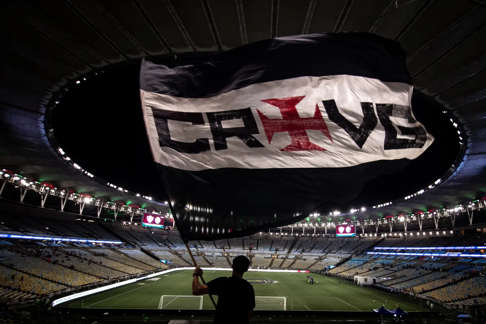 Estádio do Maracanã com vista de cima durante período de manutenção do gramado