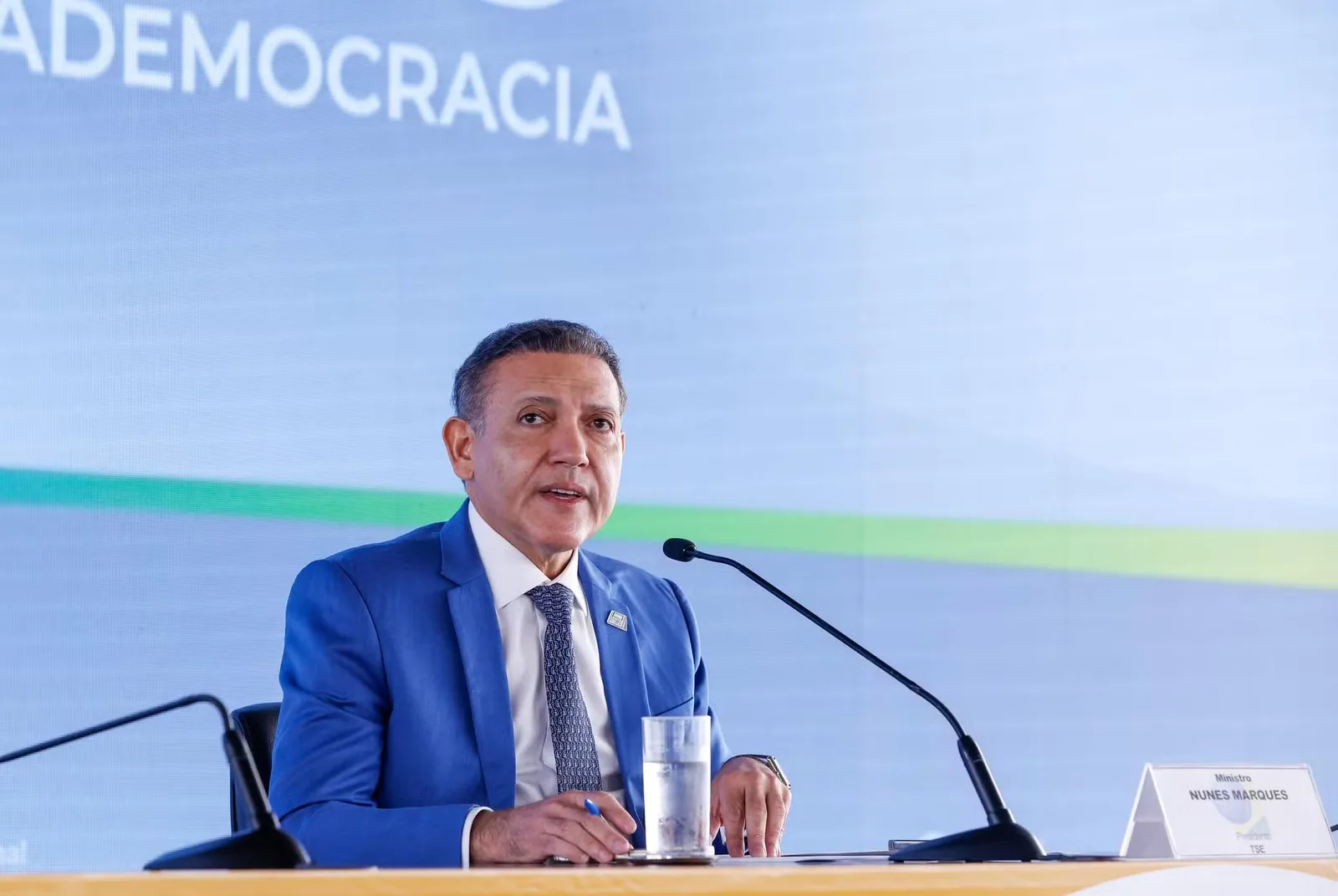 Sessão plenária do Tribunal Superior Eleitoral com ministros durante julgamento