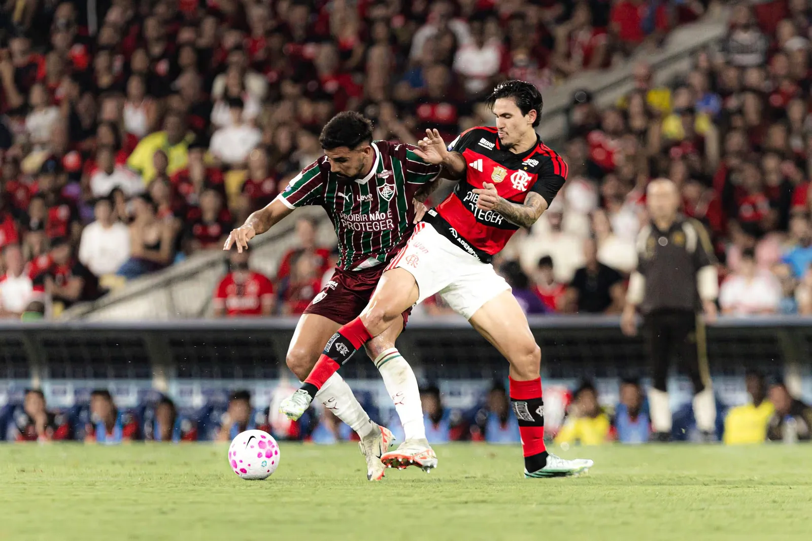 Lance da partida entre Fluminense e Flamengo pelo Campeonato Brasileiro no Maracanã
