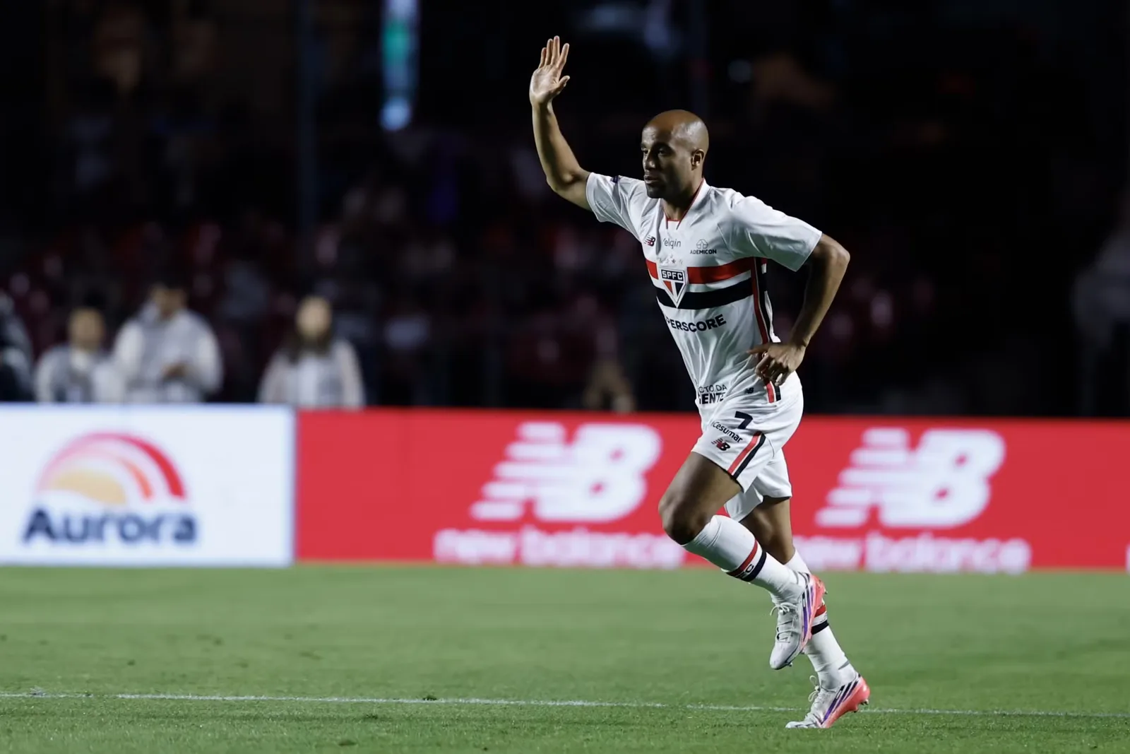 Jogador do São Paulo em ação durante partida pelo Campeonato Brasileiro