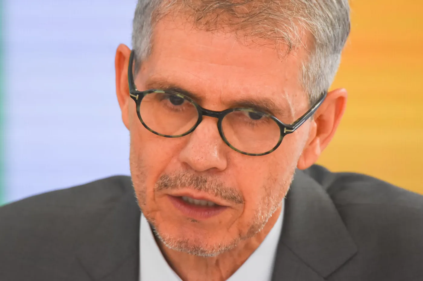 Ambiente de reunião com autoridades em Brasília durante discussão de campanha eleitoral