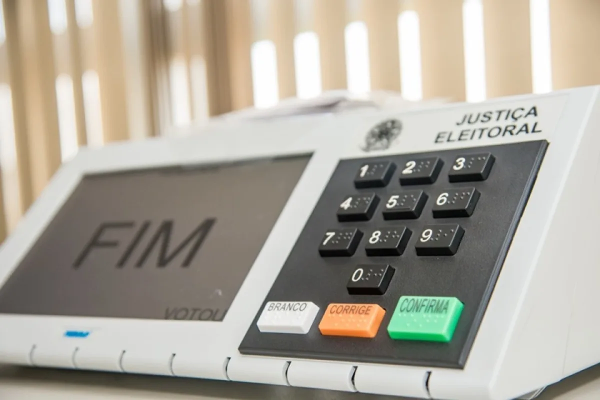 Tela de urna eletrônica brasileira durante processo de votação