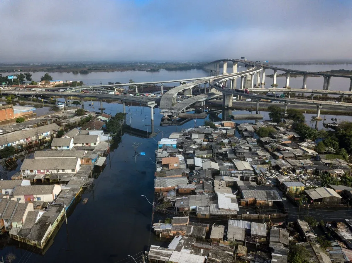 Área urbana inundada durante as enchentes do Rio Grande do Sul em 2024, mostrando ruas e casas submersas em água