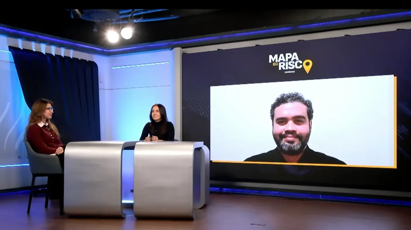 Candidato à Presidência durante campanha no Rio de Janeiro conversando com jornalistas