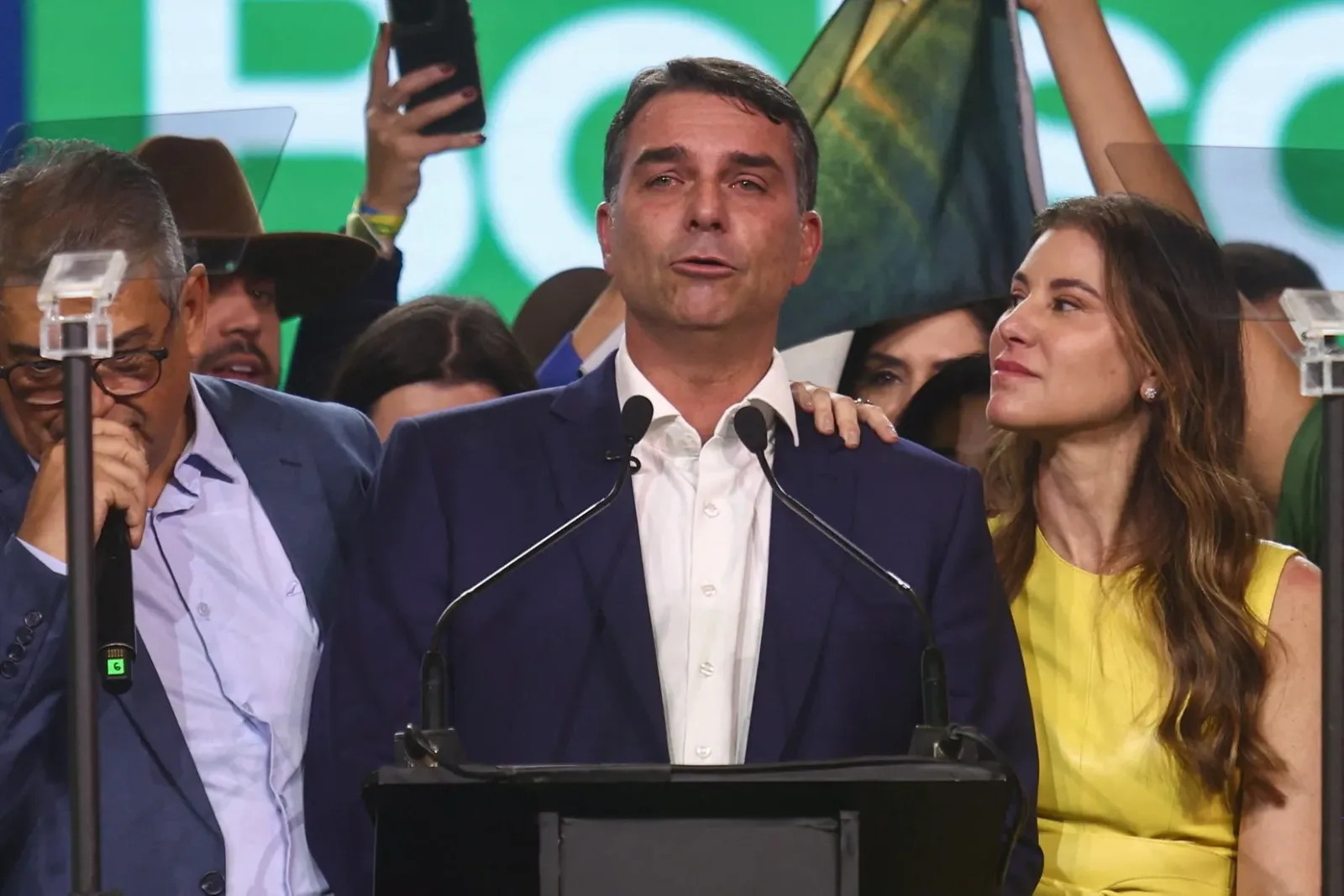 Candidato à Presidência durante campanha no Rio de Janeiro conversando com jornalistas