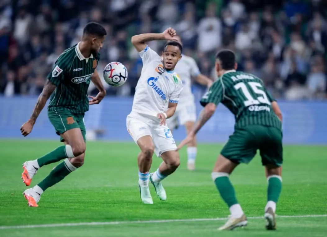 Pedrinho com a camisa do Zenit em ação na partida pelo Campeonato Russo