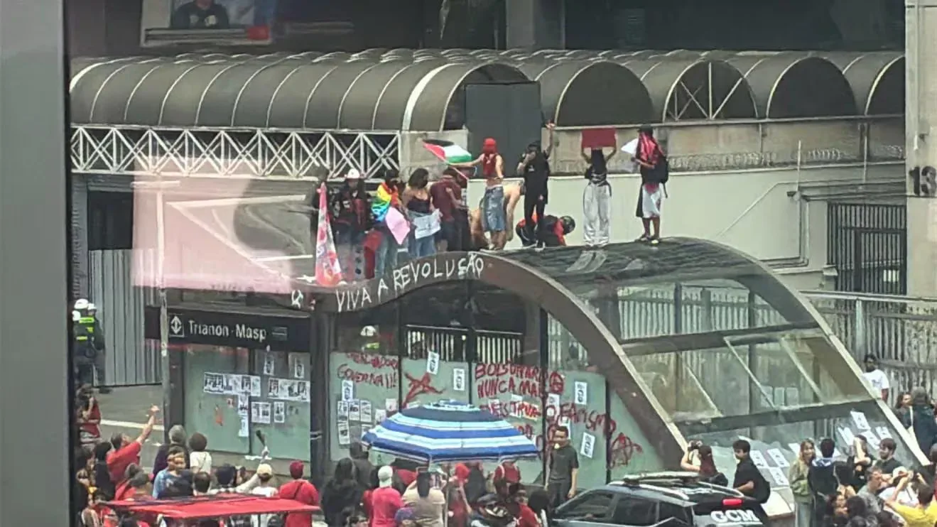 Movimentação de pessoas na Avenida Paulista durante manifestação de campanha presidencial