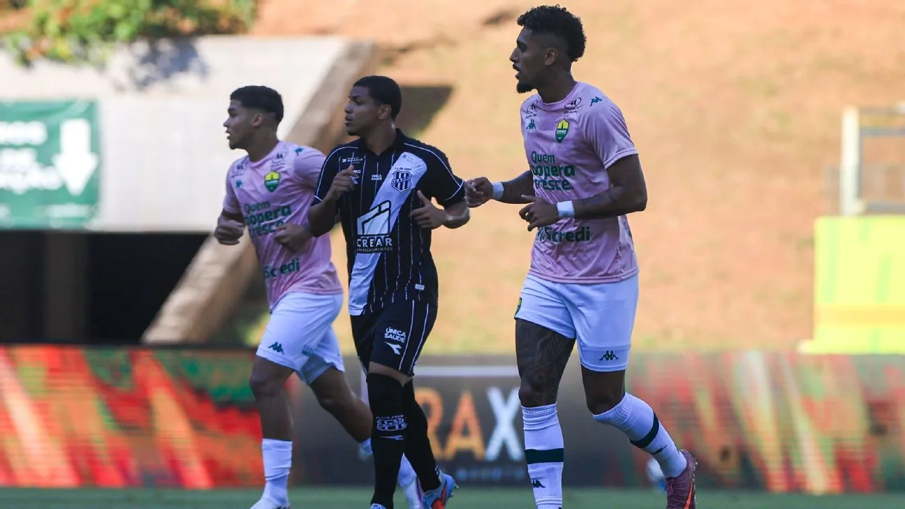 Estádio com campo de futebol durante partida da Série B do Campeonato Brasileiro