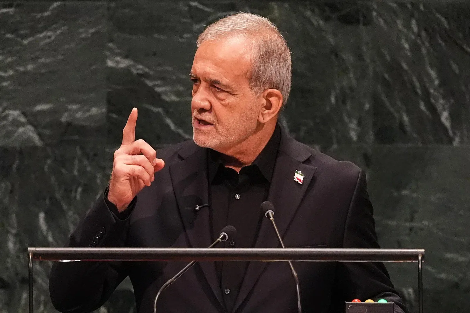 Retrato oficial do presidente iraniano Masoud Pezeshkian em cenário diplomático