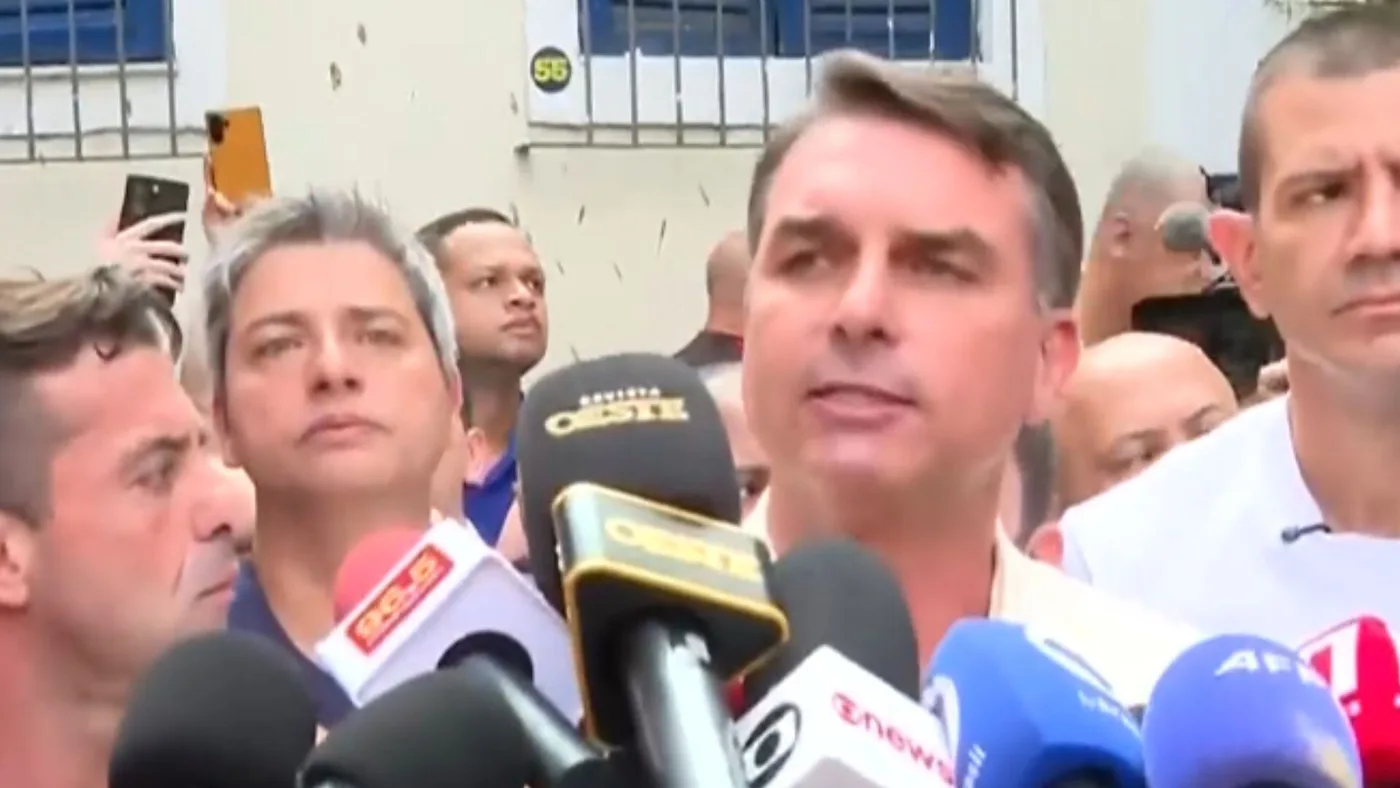 ‘Espero que o Brasil escolha o seu presidente hoje’, afirma Flávio Bolsonaro após votar no RJ