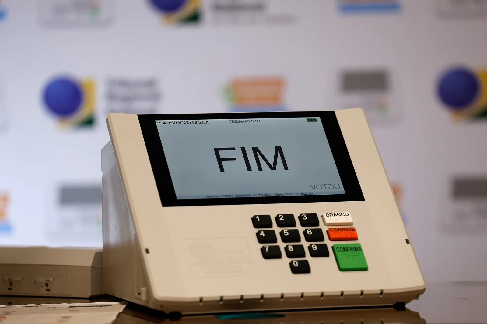 Cédula de votação e urna eletrônica durante o processo de eleição no Brasil