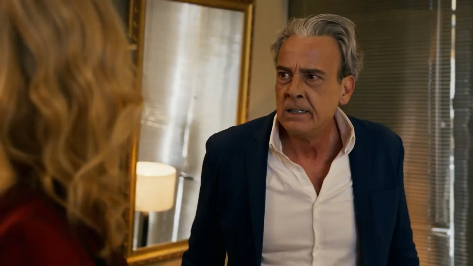 Cena de confronto entre personagens durante jantar de noivado em novela televisiva