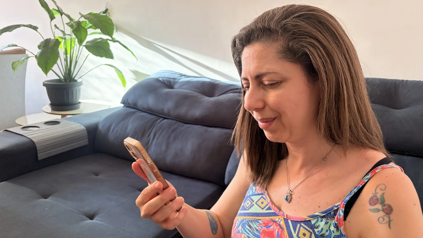 Mulher idosa usando um smartphone para acessar aplicativos de acessibilidade e funcionalidades adaptadas