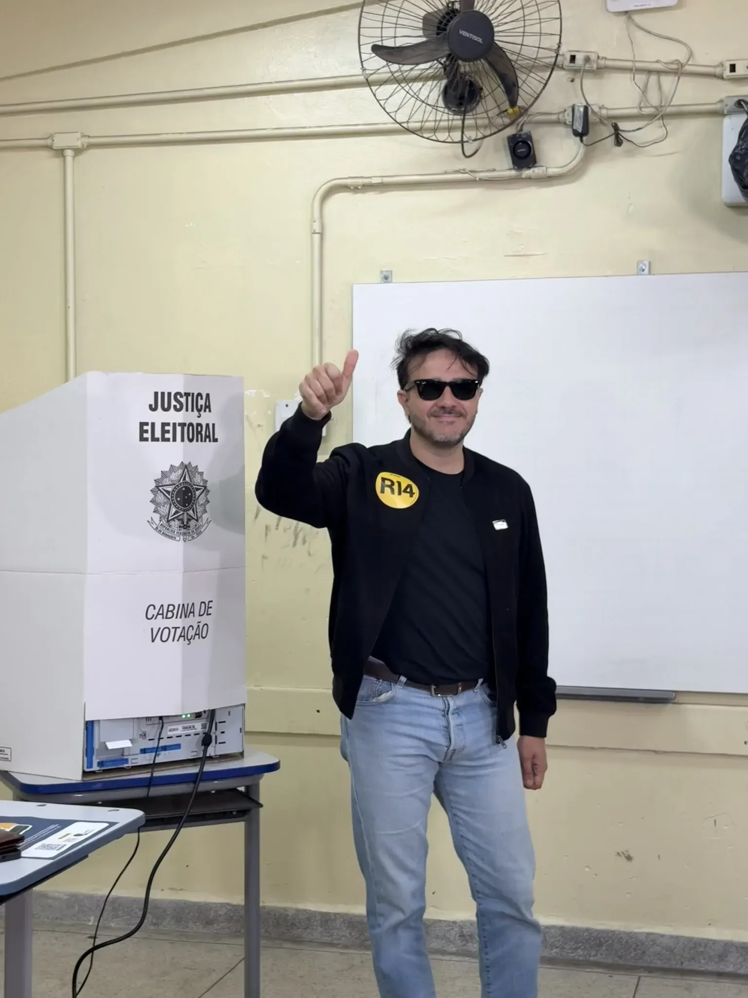 Candidato votando em local de votação em São Paulo no primeiro turno das eleições presidenciais