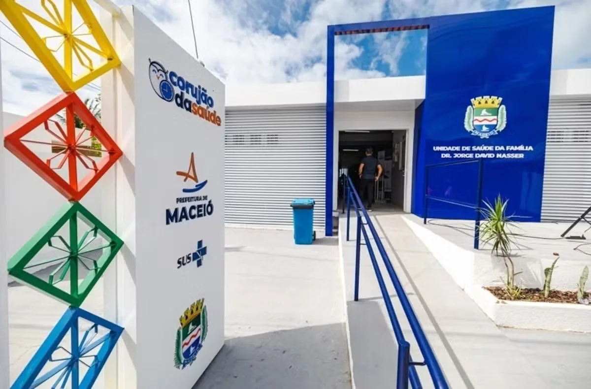 Unidade de saúde em Maceió com placa de atendimento ao público