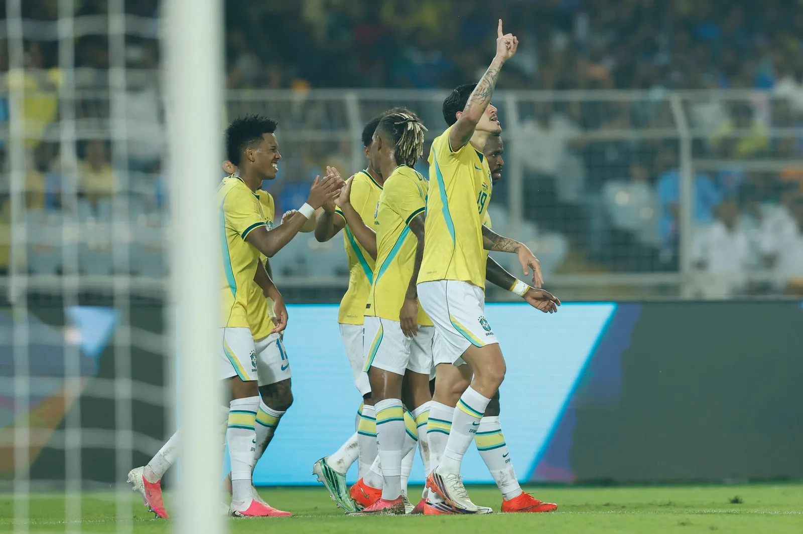 Jogadores da Seleção Brasileira em ação durante amistosos da Data Fifa