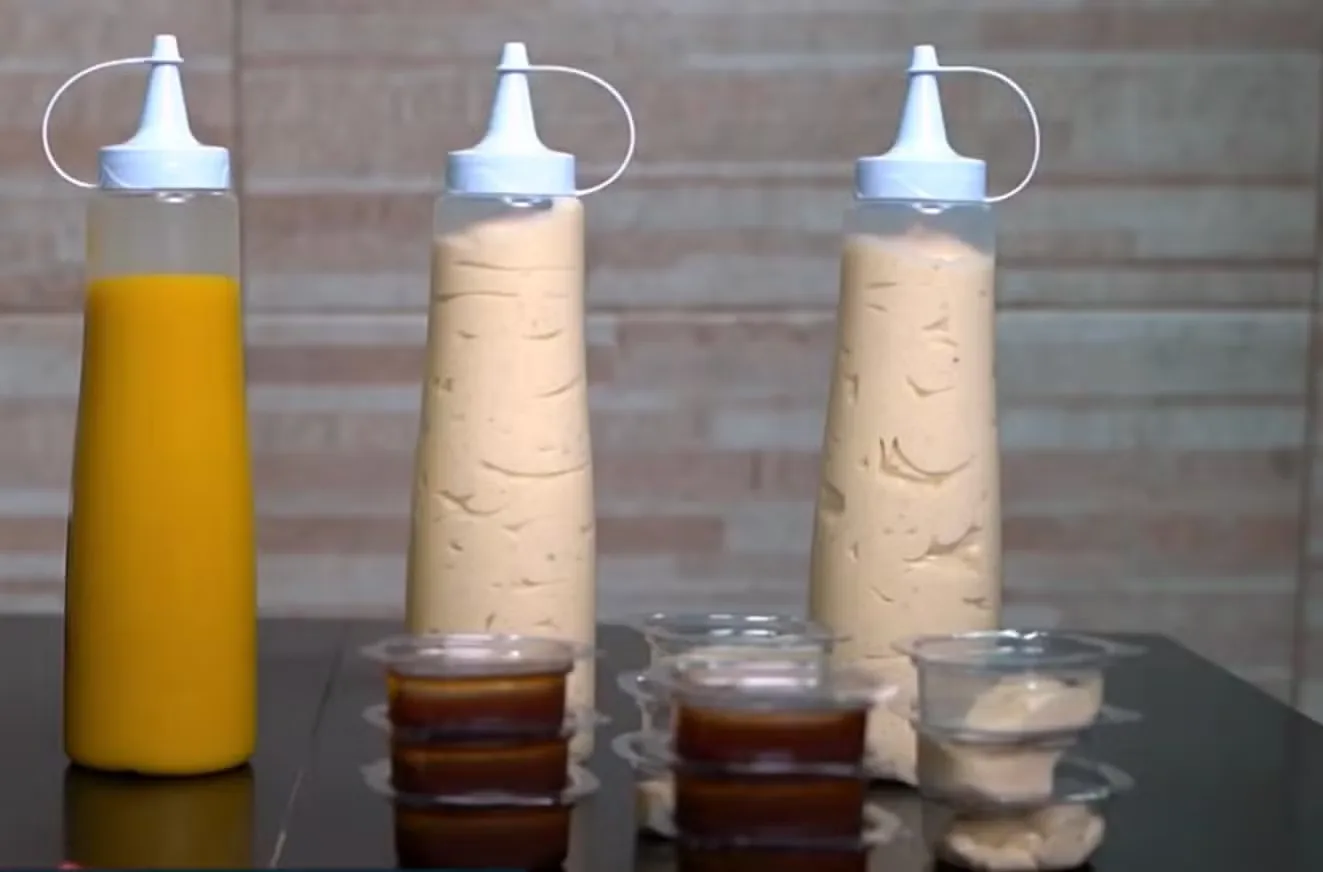 Bisnagas de molhos como ketchup e mostarda em balcão de bar ou restaurante